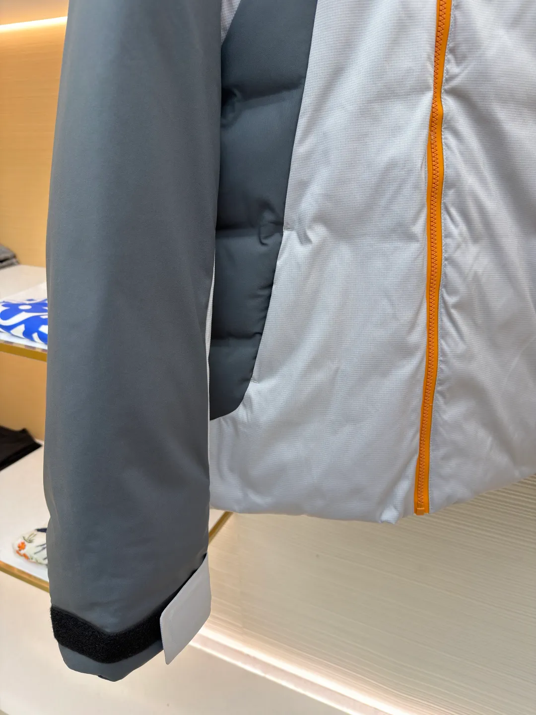 LOUIS VUITTON floral ski down jacket ●Original version: 39500 purchased and developed ●Item number: 1682156-F25 ●Fabric: white duck down fabric ●Technology: glue printing ●Color: blue gray ●Version: fitted version ●Weight: about 1405 grams ●Size: 48-50-52-54 ●Description: Customized 5-in-1 anti-velvet densely woven technical fabric And custom-dyed 3-in-1 double-thread anti-velvet plaid material. Every inch of fiber contains heavy warmth. It uses the new national standard 90 white duck down (welcome to test). It has a full amount of cashmere and is full of warmth. The minimalist gray and silver collision allows luxury to develop tension in calmness. Reconstructing winter luxury with cold-toned aesthetics. With the VUITTON three-dimensional embroidery on the chest and the quilted Monogram flower on the back as the core, double-sided interpretations of two iconic symbols are used to upgrade visual symbols into touchable art. With multiple built-in functional details, Louis Vuitton's travel spirit is fully expressed. Technology is integrated into the blood. Details define luxury. Using advanced computer control systems and precision mechanical components, Vuitton embroidery operations are achieved with high precision and smooth and delicate lines. Embossing composite technology uses computer scanning to ensure that the size and shape of the imprint are consistent with the original, and then uses special glue as an adhesive to combine and then solidify to achieve complete dryness and optimal bonding effect, using glue printing. The printing has been modified three times with the film screen. Use glue liquid paint to print the pattern on the fabric. Bake the fabric to fix the printed pattern, 3D three-dimensional quilting technology. With the help of the programming system of the CNC quilting machine, the down in different areas is accurately separated to ensure that the filling is evenly fixed after sewing. Avoid clumping or shifting. The overall wiring is straight and delicate, the fabric is comfortable and soft, and the color is consistent without color difference. It can be matched with the same style to create a fashionable look and control various occasions. Customized accessories, complete with three standards, same style for men and women!